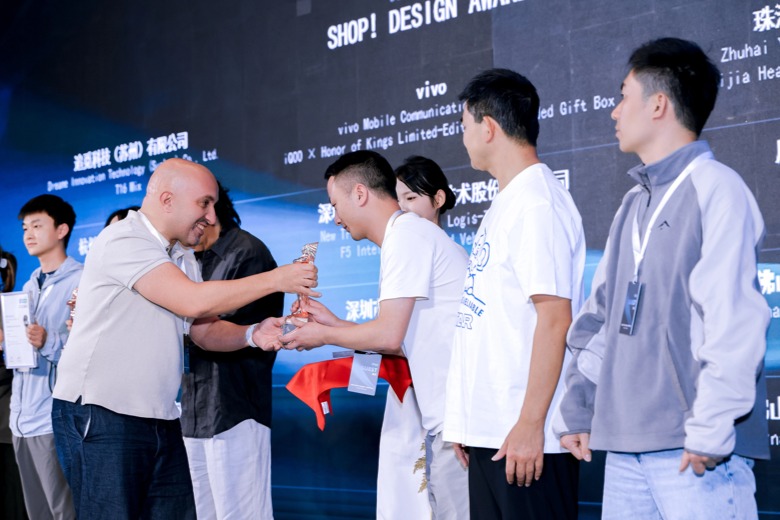 1775611367930102.jpg 3 上台领奖.jpg