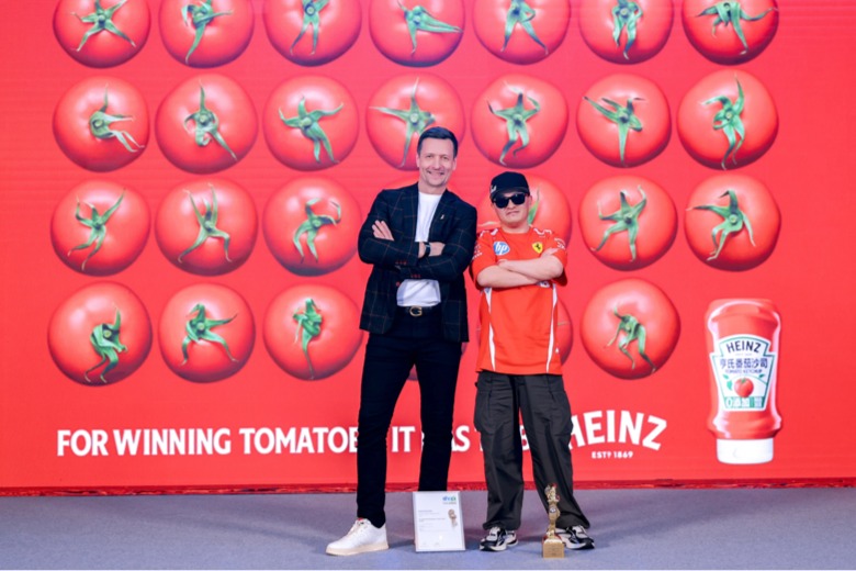 1775611376836388.jpg 5 现场领奖2.jpg